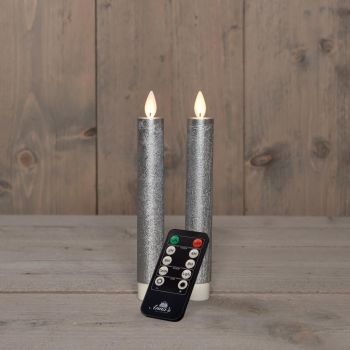 Velas de cena LED con efecto de llama de la colección de Anna, rústicas de 18 cm en color plata, 2 unidades.